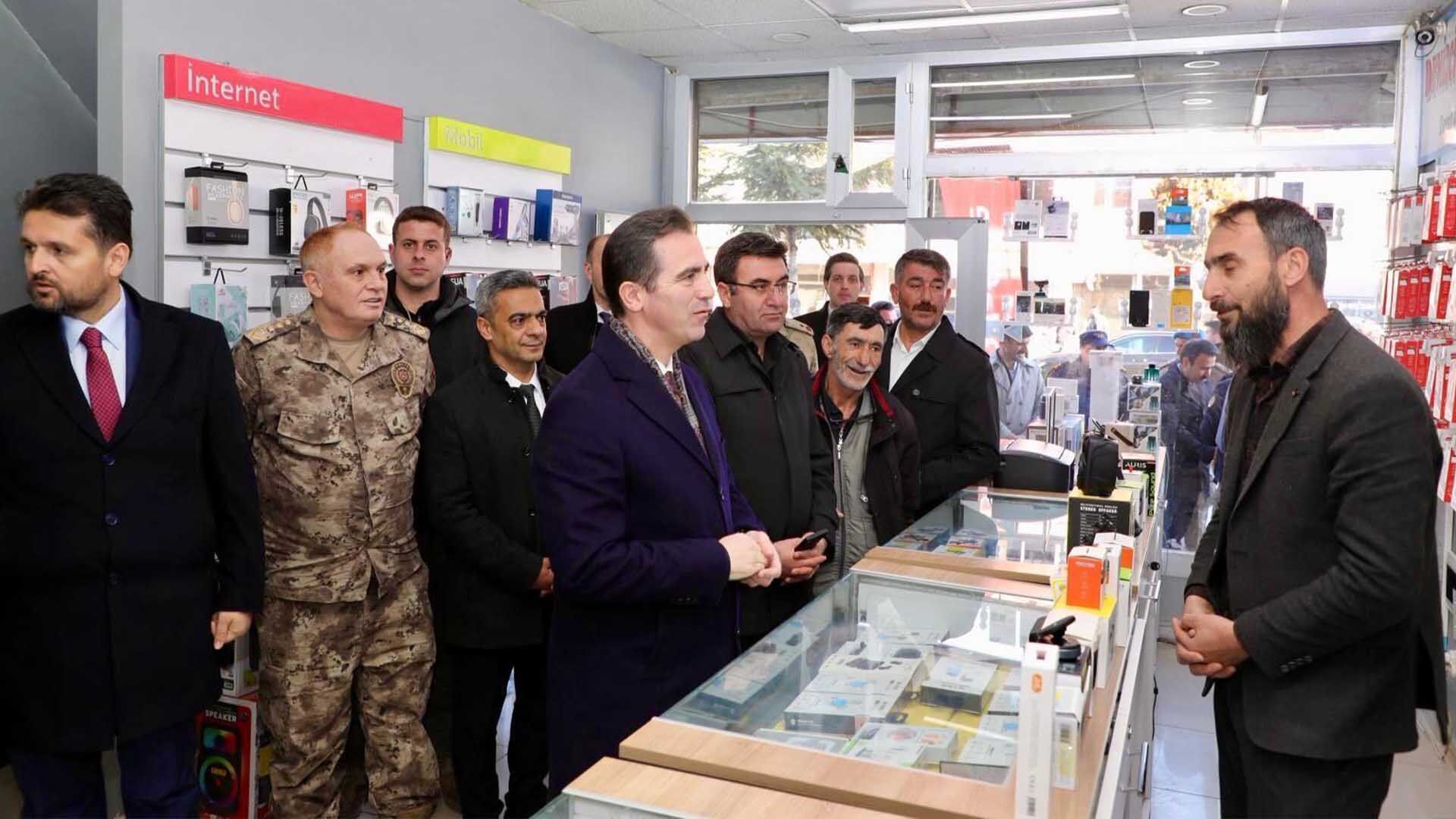 Bitlis Valisi Karakaya Ahlat’ta Esnafla Buluştu 3