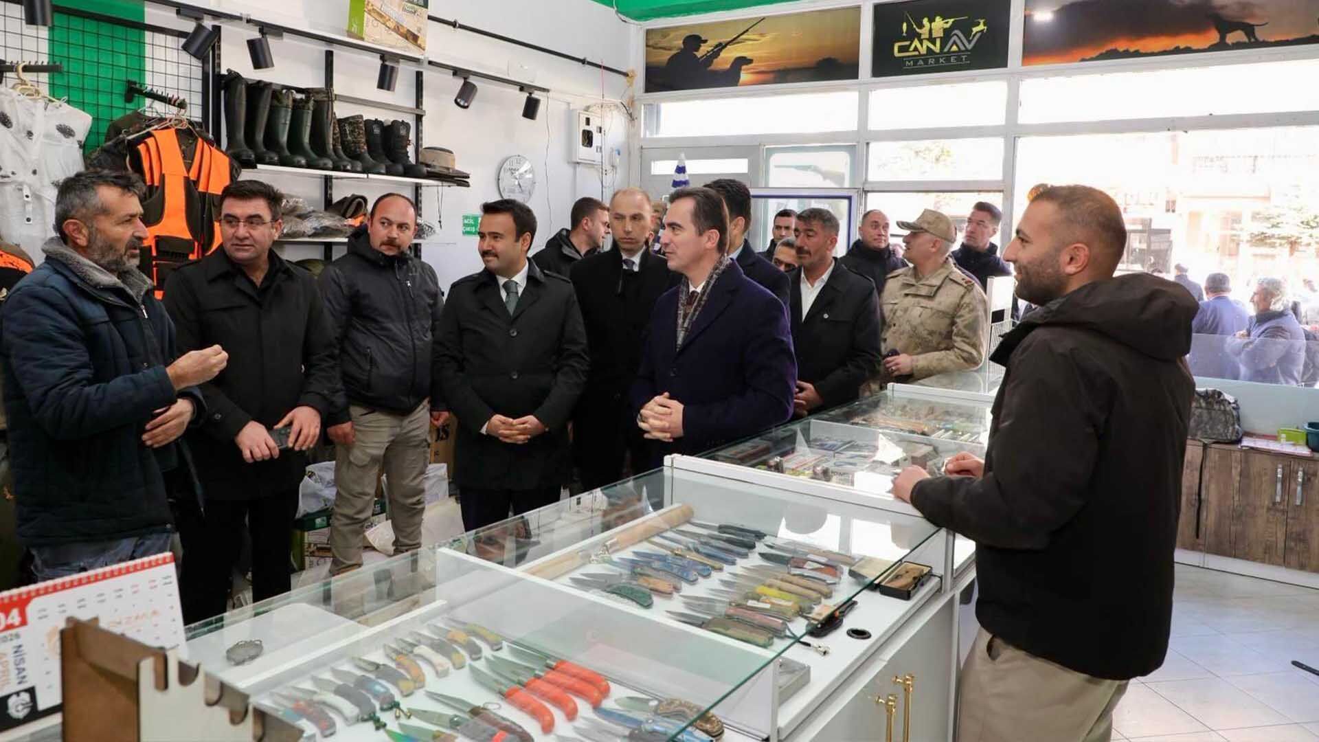 Bitlis Valisi Karakaya Ahlat’ta Esnafla Buluştu