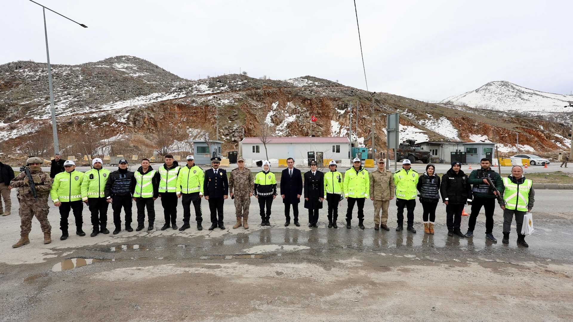 Bitlis Valisi Karakaya, Bayram Öncesi Yol Kontrol Noktalarını Ziyaret Etti 1