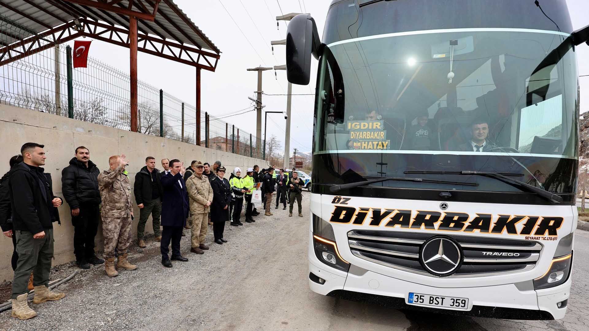 Bitlis Valisi Karakaya, Bayram Öncesi Yol Kontrol Noktalarını Ziyaret Etti 4
