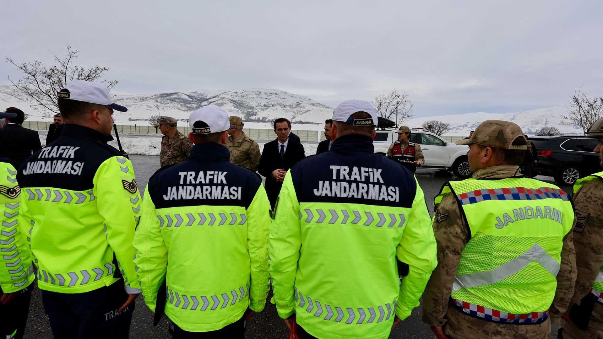 Bitlis Valisi Karakaya, Bayram Öncesi Yol Kontrol Noktalarını Ziyaret Etti