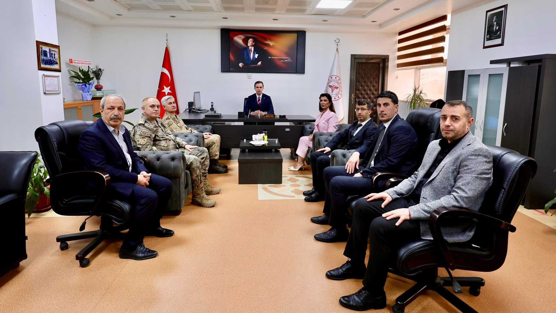 Bitlis Valisi Karakaya, Bayramda Hastaları Ziyaret Etti 1