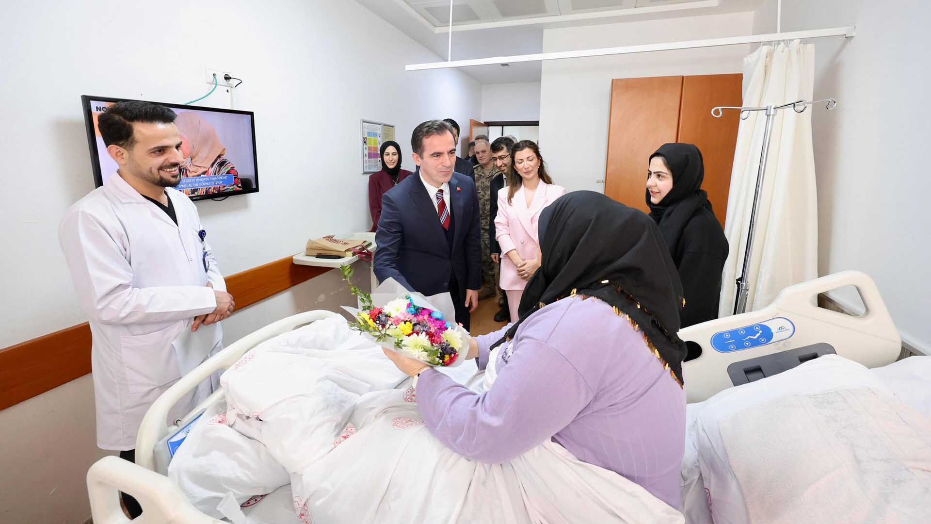 Bitlis Valisi Karakaya, Bayramda Hastaları Ziyaret Etti 2