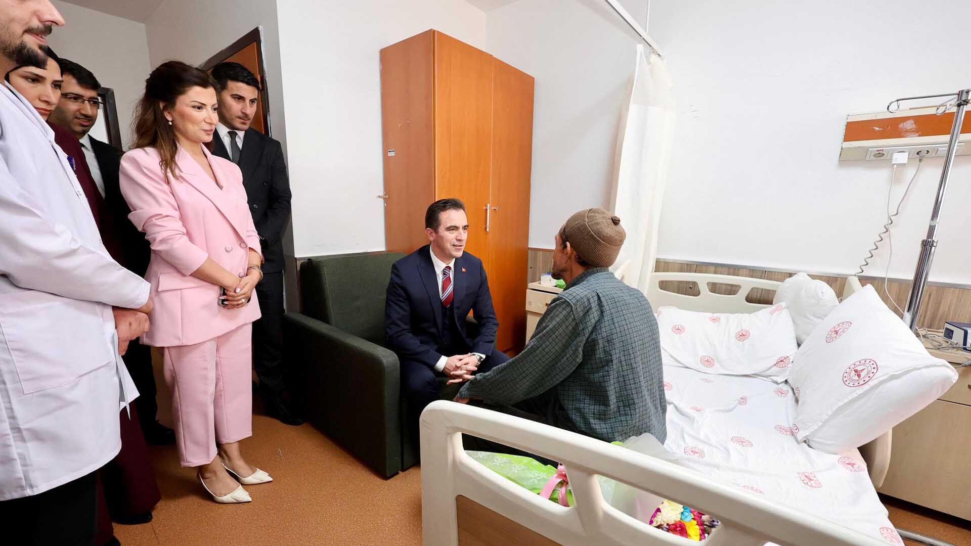 Bitlis Valisi Karakaya, Bayramda Hastaları Ziyaret Etti 3