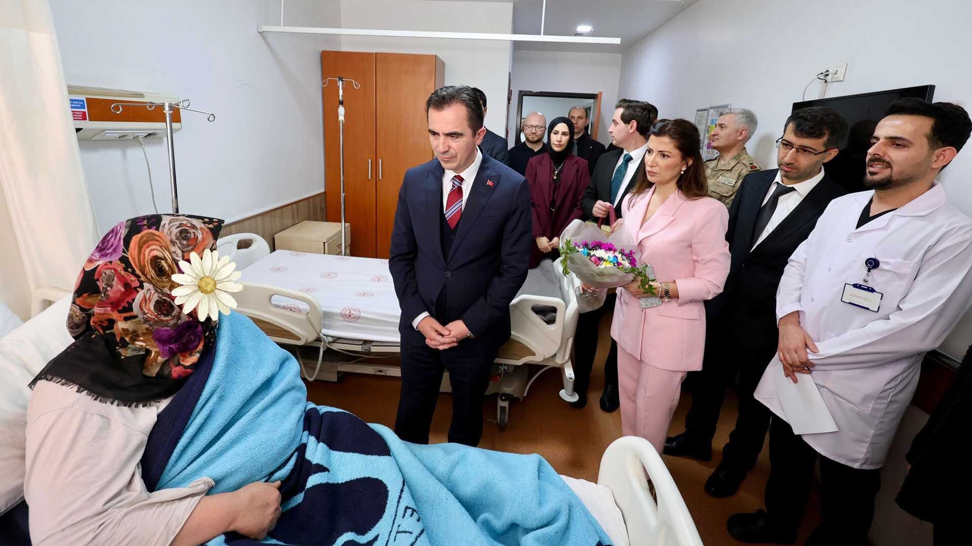 Bitlis Valisi Karakaya, Bayramda Hastaları Ziyaret Etti 5