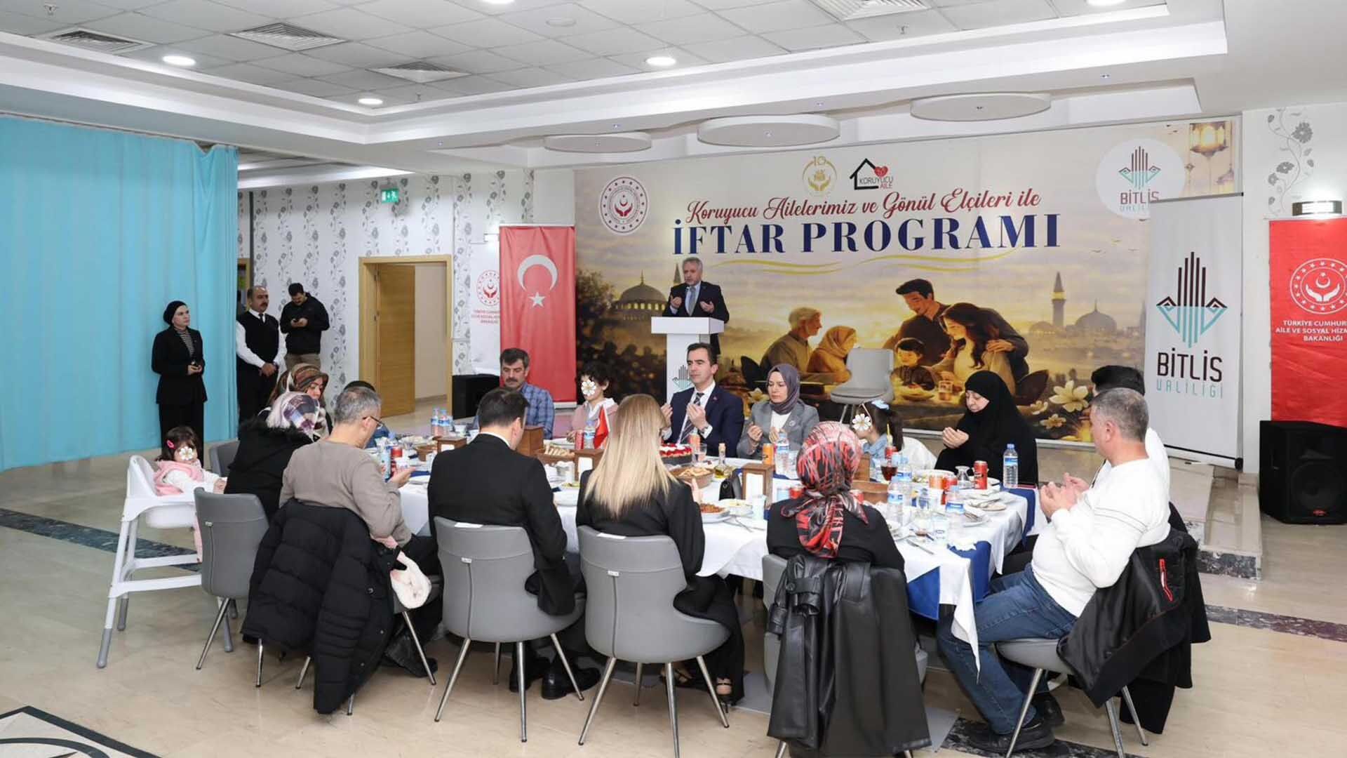 Bitlis Valisi Karakaya, Koruyucu Ailelerle İftar Sofrasında Buluştu 2