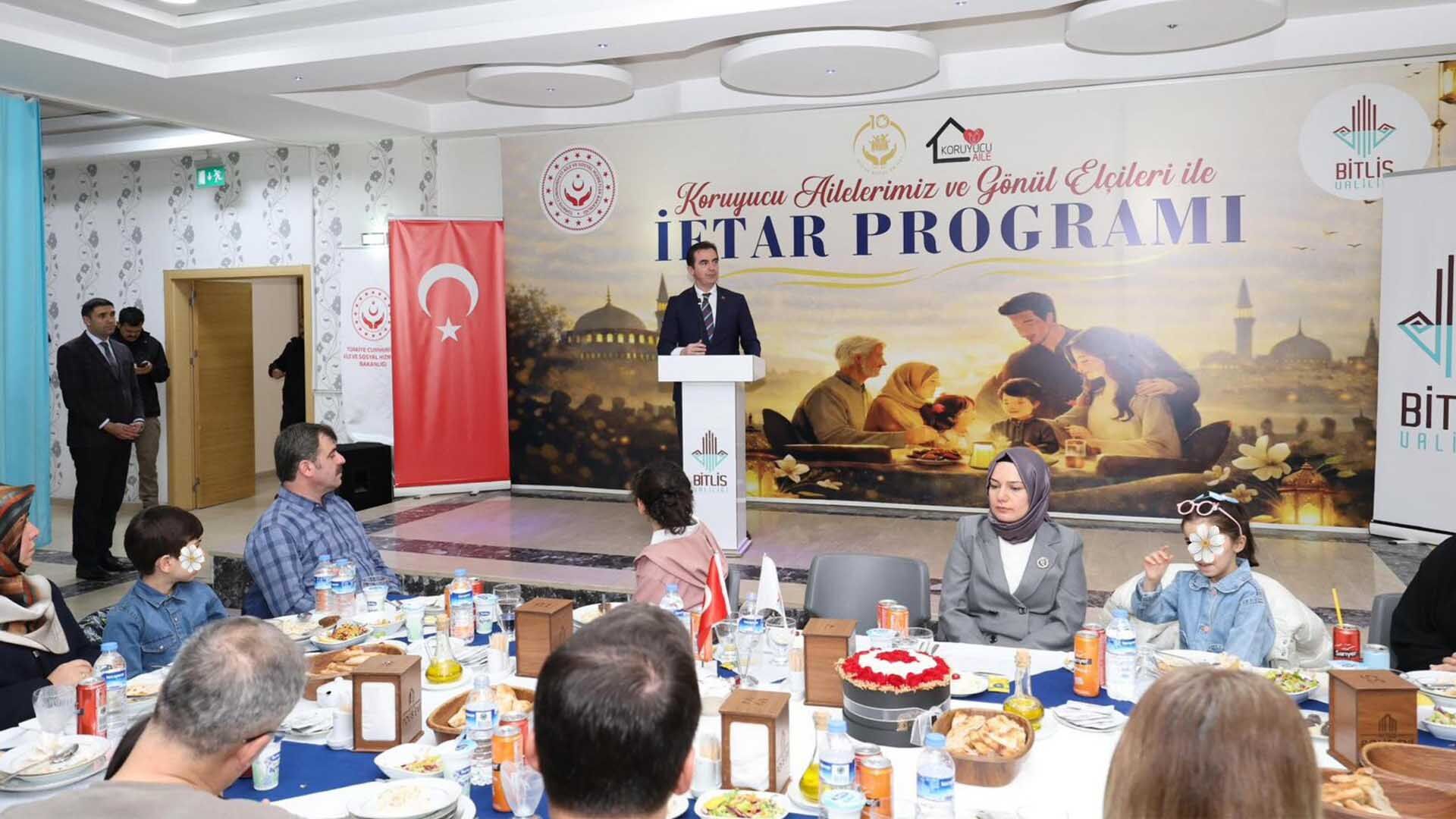 Bitlis Valisi Karakaya, Koruyucu Ailelerle İftar Sofrasında Buluştu 3