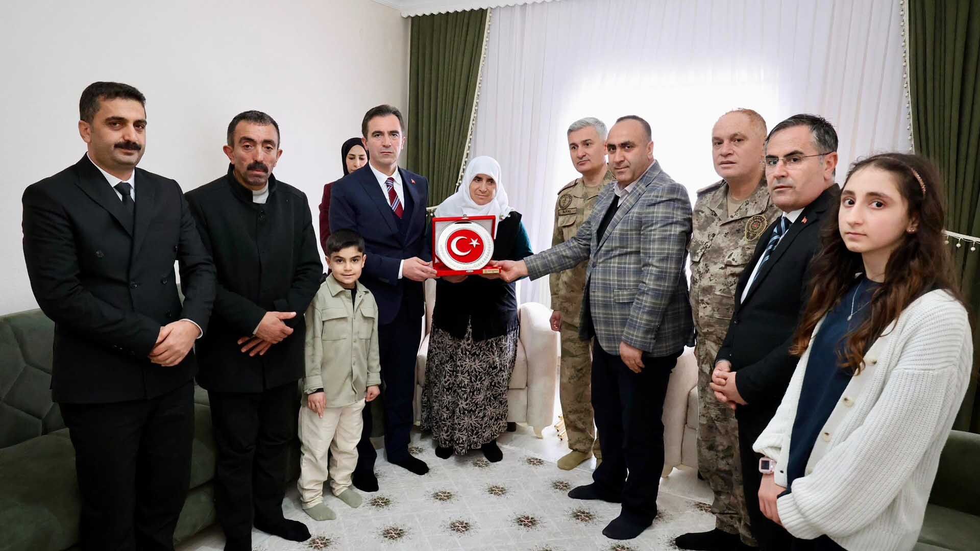 Bitlis Valisi Karakaya'dan Şehit Aileleri Ve Gazilere Bayram Ziyareti 5