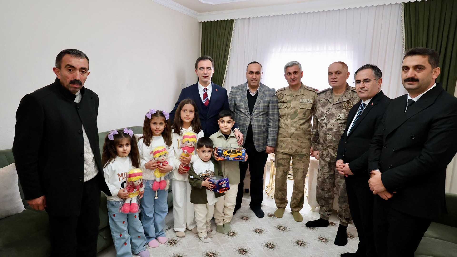 Bitlis Valisi Karakaya'dan Şehit Aileleri Ve Gazilere Bayram Ziyareti