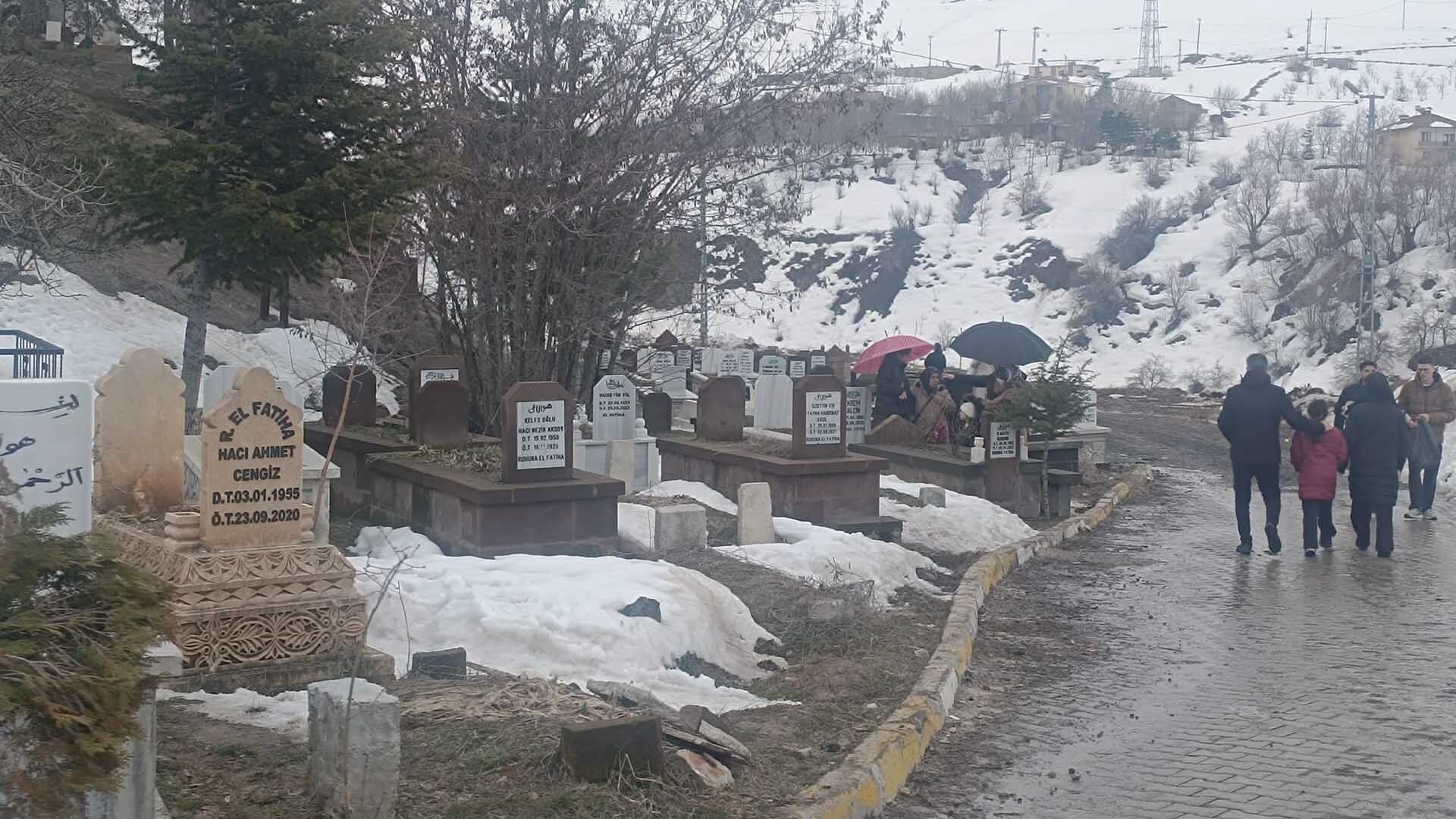 Bitlis'te Arefe Günü Mezarlıklar Ziyaret Edildi 1