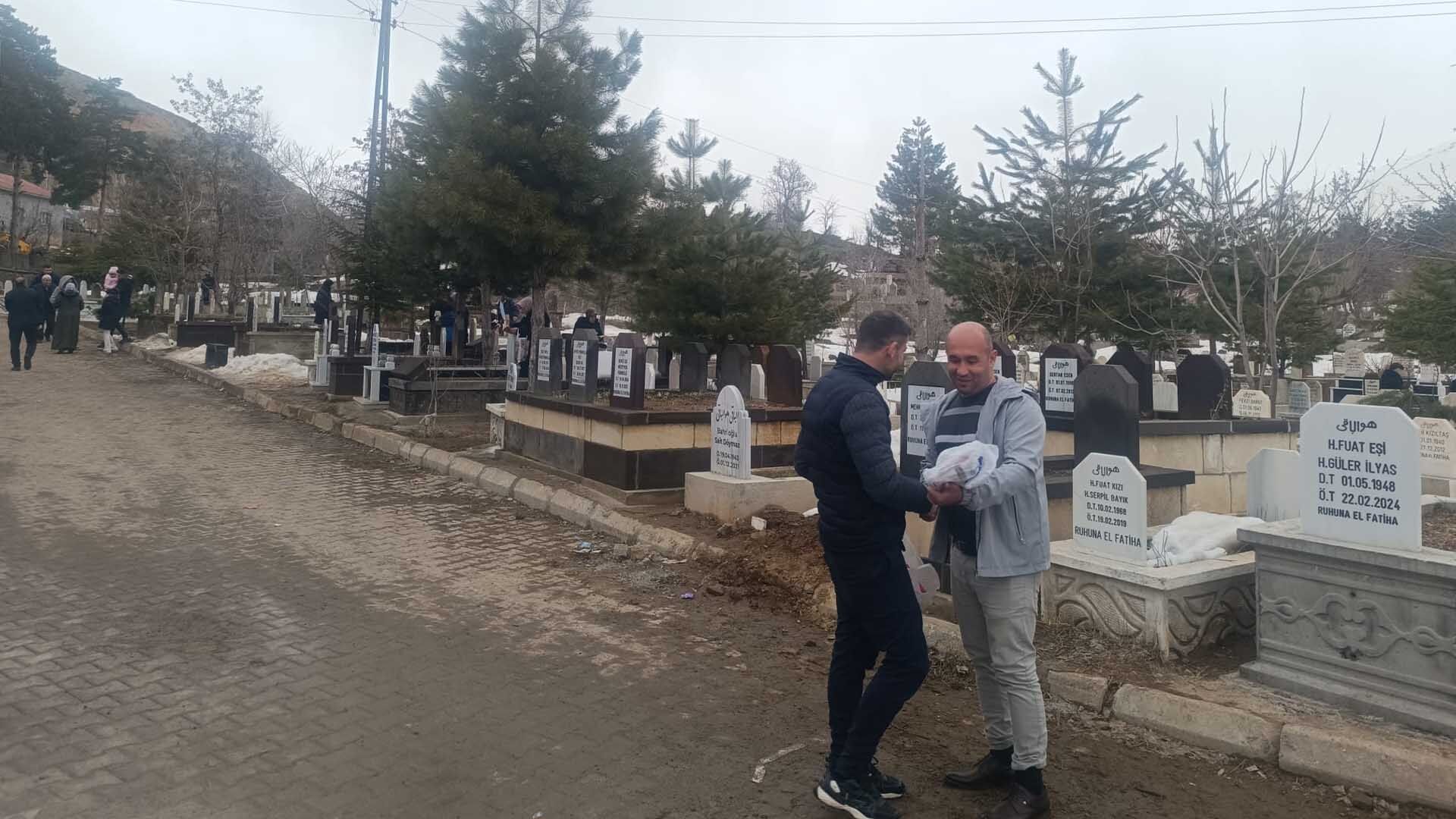 Bitlis'te Arefe Günü Mezarlıklar Ziyaret Edildi