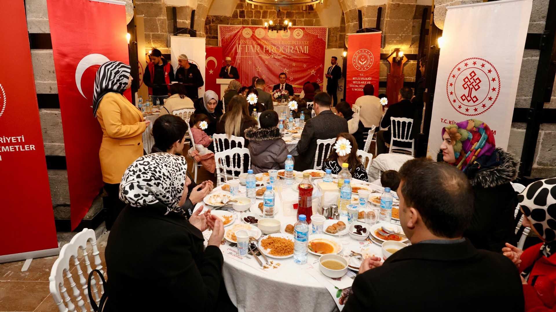 Bitlis’te Dünya Yetimler Günü’nde Anlamlı İftar 2