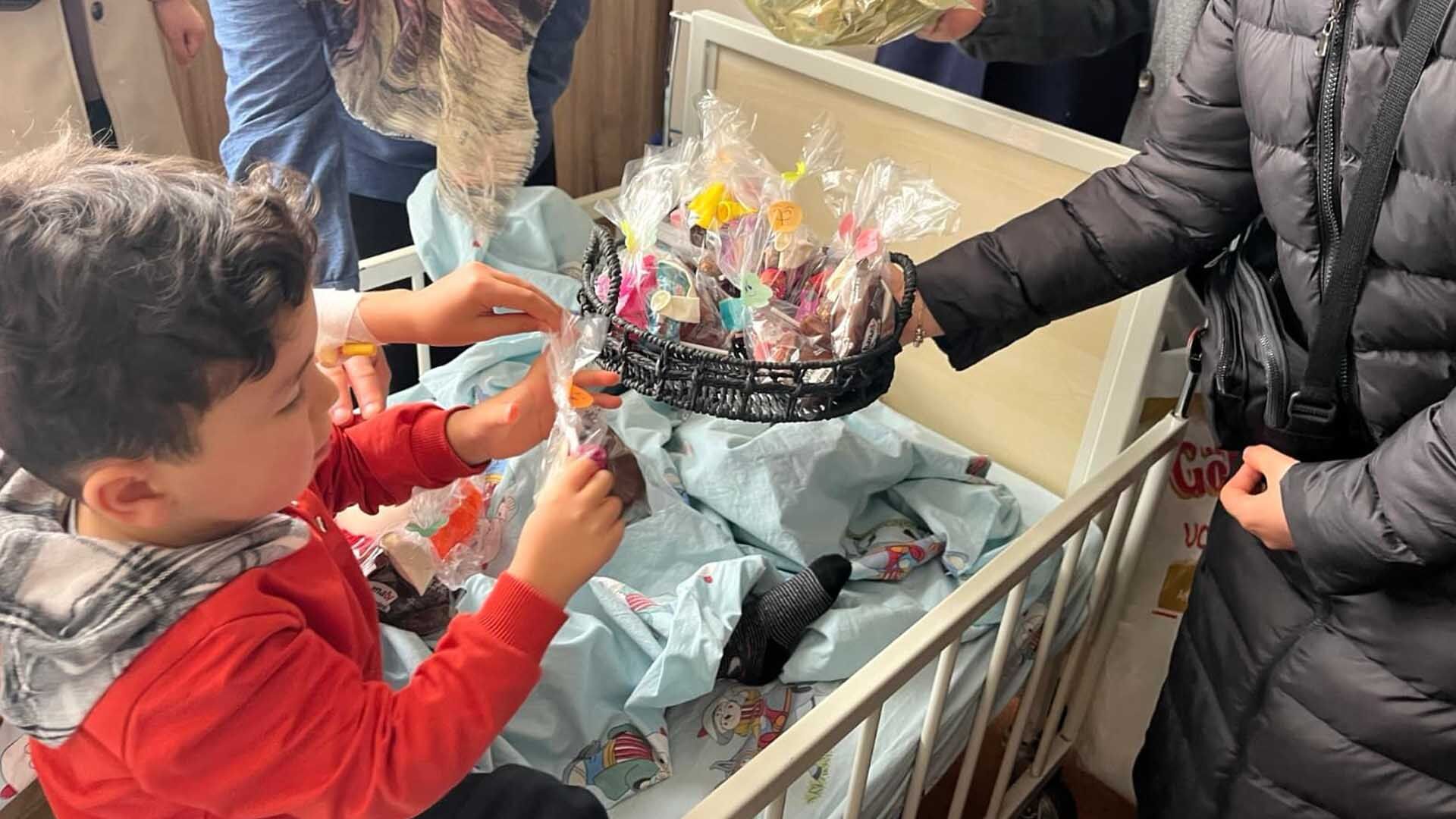 Bitlis’te Yurtta Kalan Öğrencilerden Hastanedeki Çocuklara Hediye 3