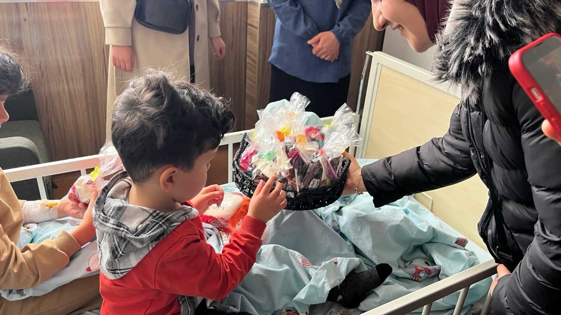 Bitlis’te Yurtta Kalan Öğrencilerden Hastanedeki Çocuklara Hediye