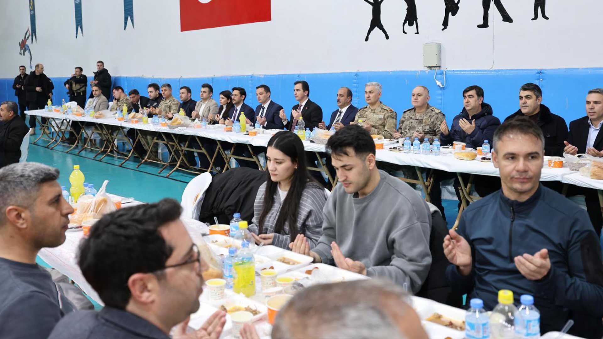 Hizan’da “Gönül Sofrası” İftar Programı Düzenlendi 1