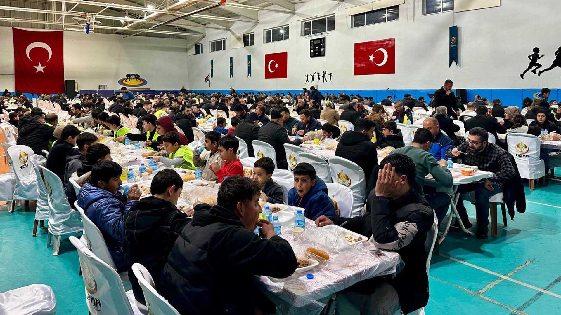 Hizan’da “Gönül Sofrası” İftar Programı Düzenlendi 3