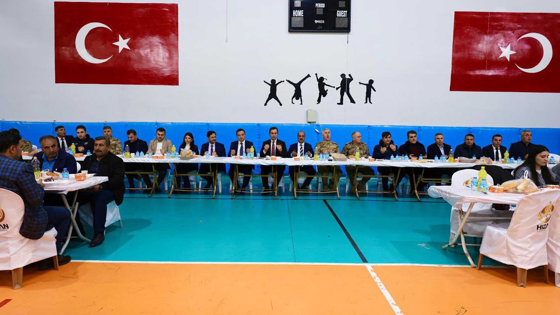 Hizan’da “Gönül Sofrası” İftar Programı Düzenlendi