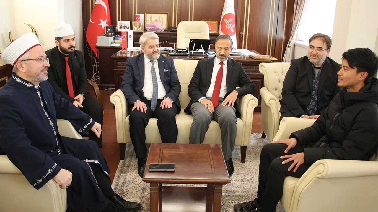 Japon Turist Dinlenmek Icin Girdigi Camide Musluman Oldu