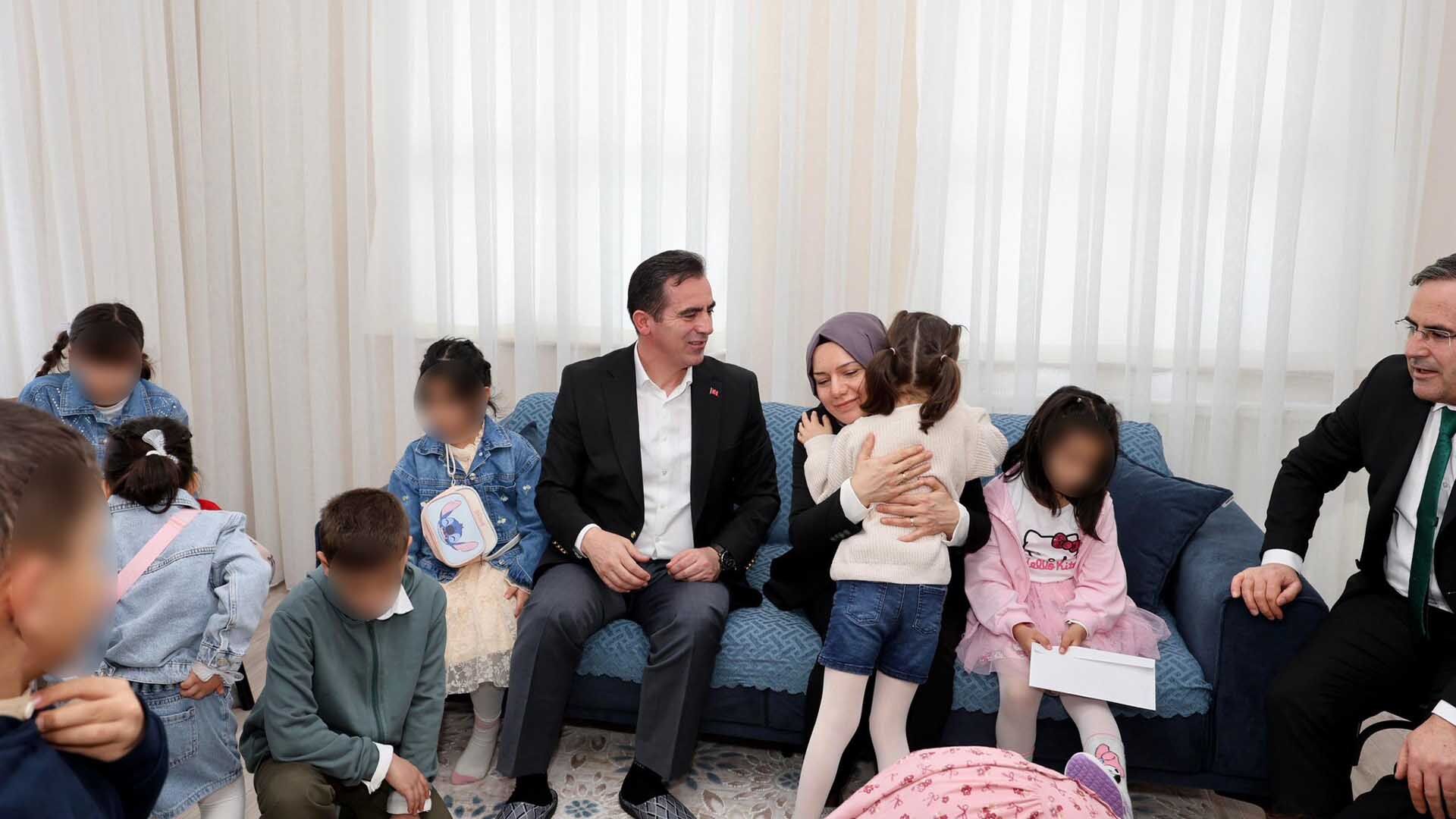 Vali Karakaya, Çocukların Sevincine Ortak Oldu 3