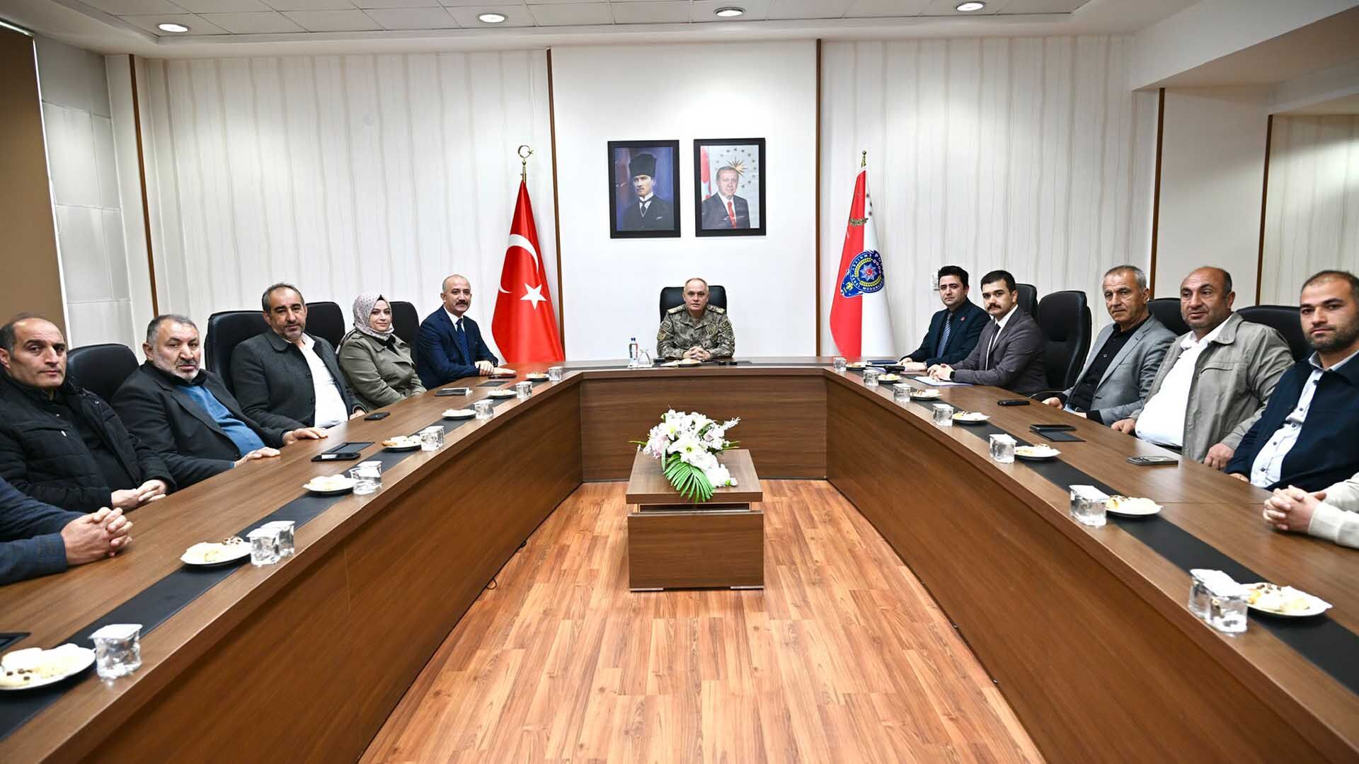 Bitlis Emniyeti Ile Bitlis Merkez Mahalle Muhtarları Bir Araya Geldi 2