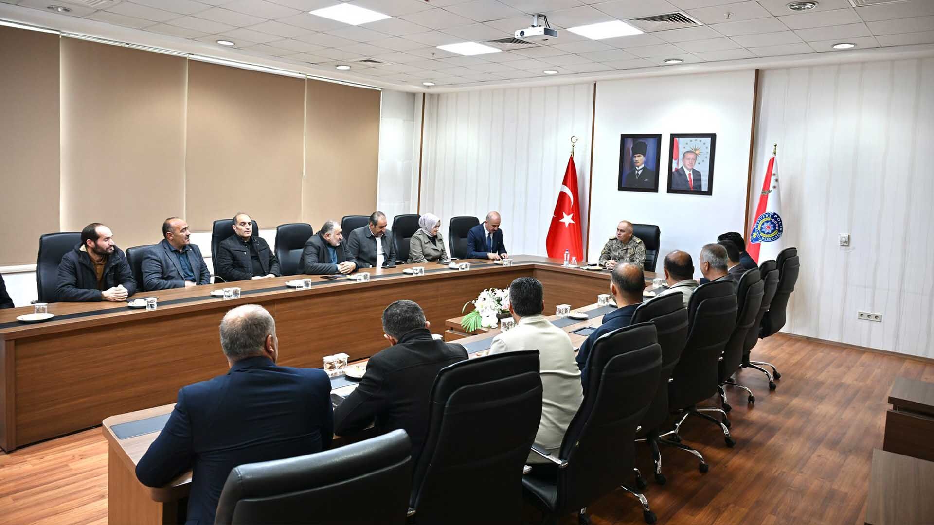 Bitlis Emniyeti Ile Bitlis Merkez Mahalle Muhtarları Bir Araya Geldi 4