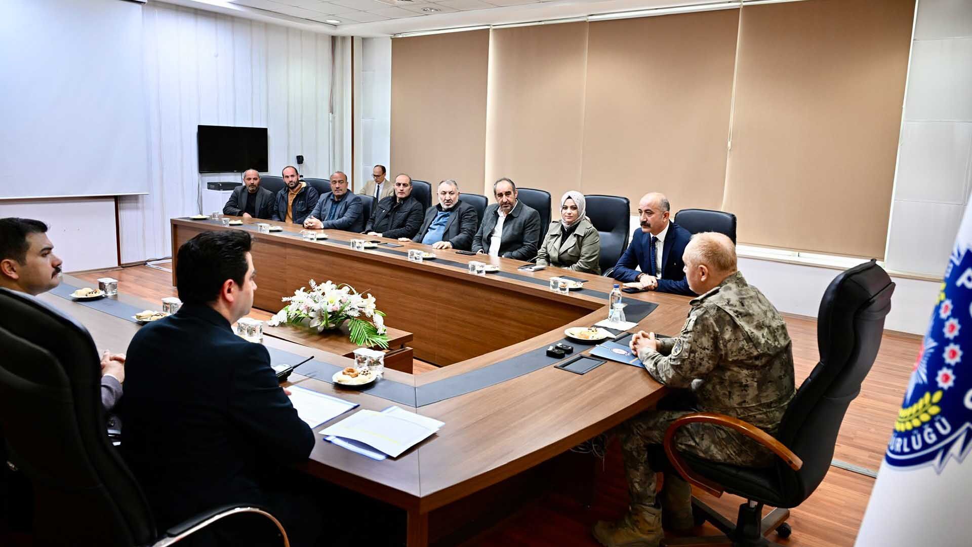 Bitlis Emniyeti Ile Bitlis Merkez Mahalle Muhtarları Bir Araya Geldi