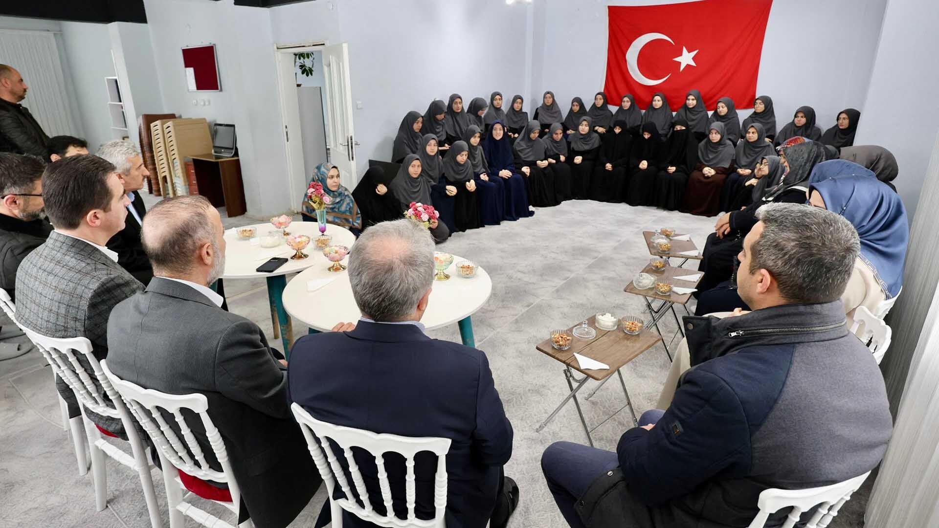 Bitlis Protokolü, Hafızlık Kursunu Ziyaret Etti 4