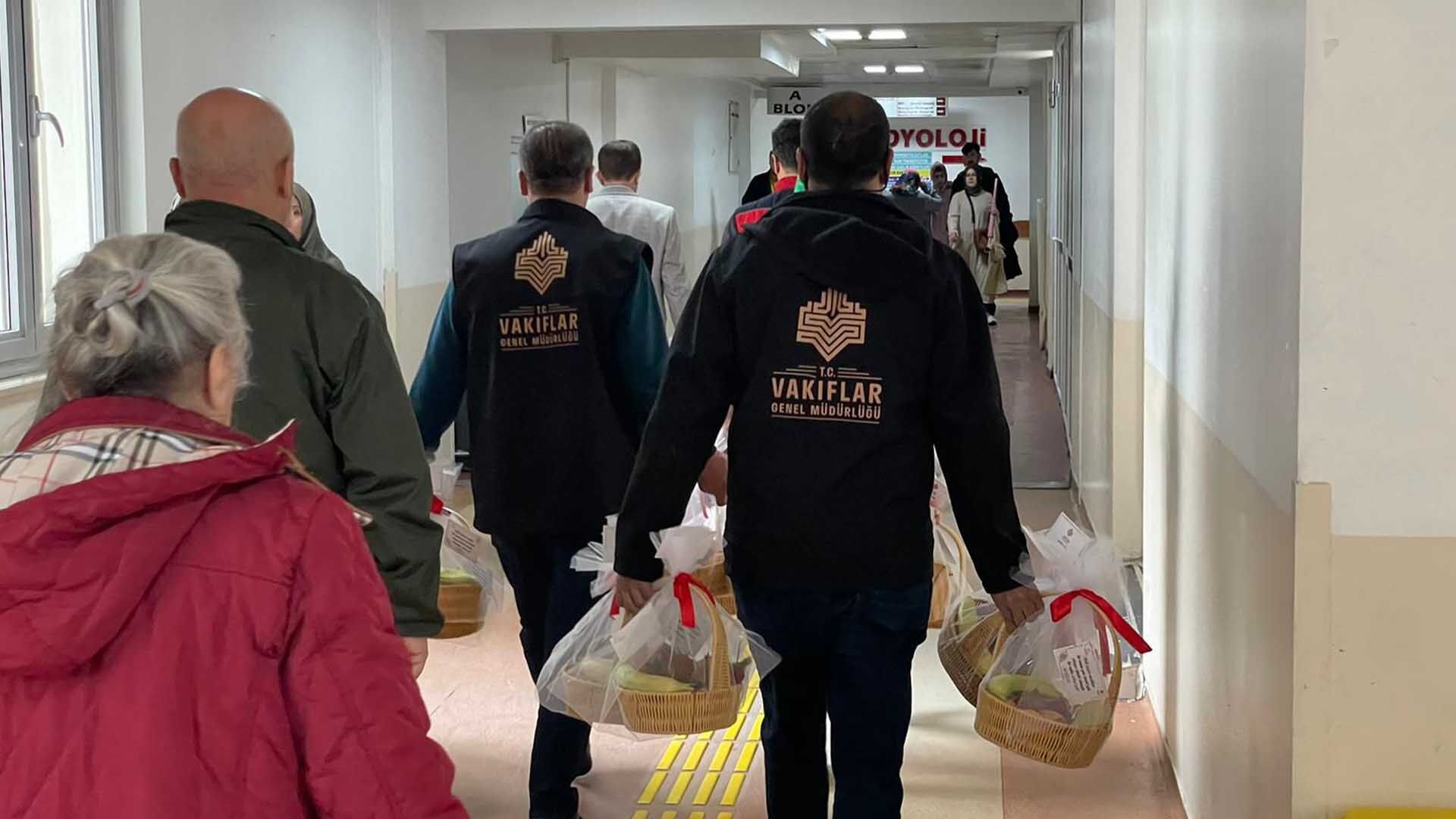 Bitlis Vakıflar Bölge Müdürlüğü, Hastalara Meyve İkramında Bulundu 1