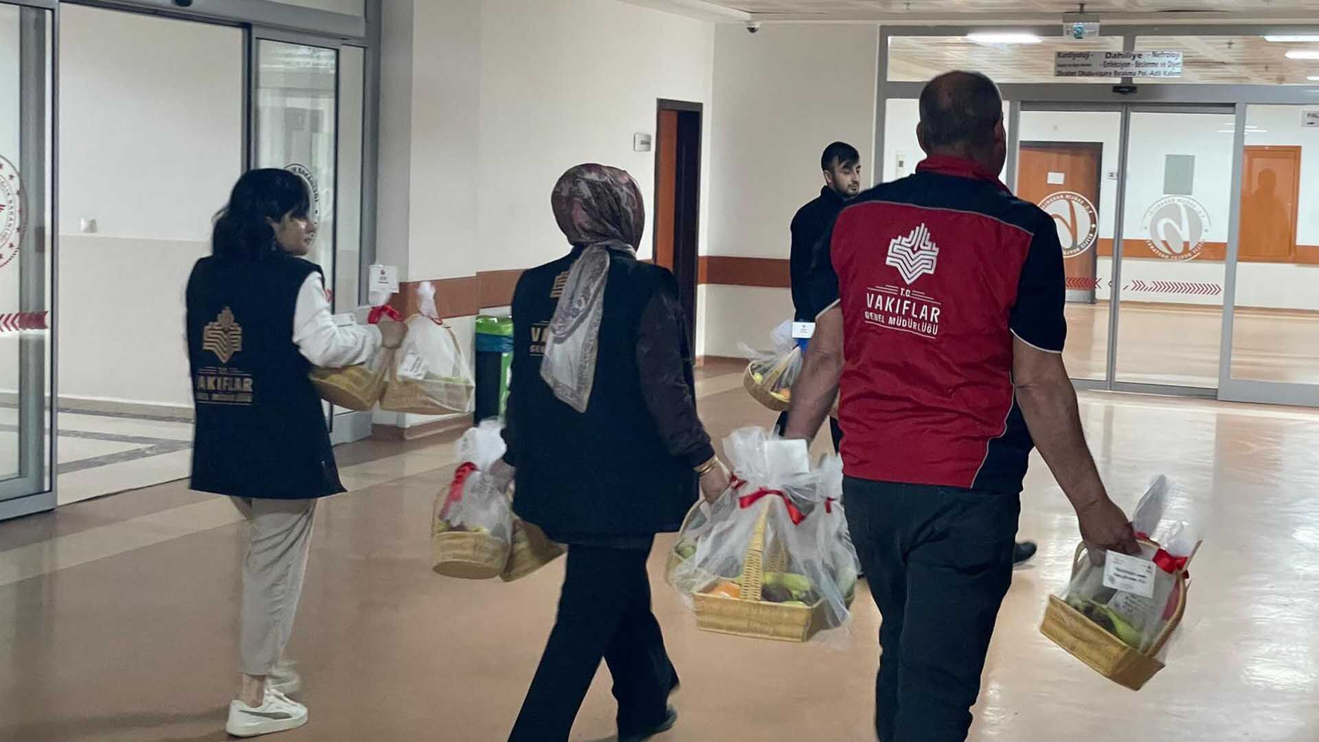 Bitlis Vakıflar Bölge Müdürlüğü, Hastalara Meyve İkramında Bulundu 2