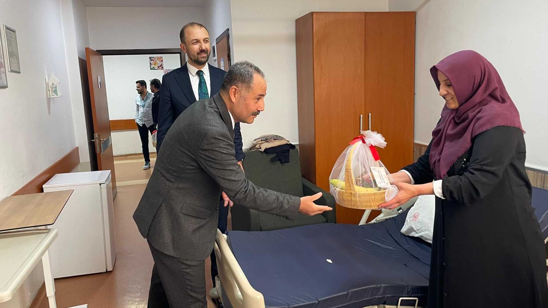 Bitlis Vakıflar Bölge Müdürlüğü, Hastalara Meyve İkramında Bulundu 3