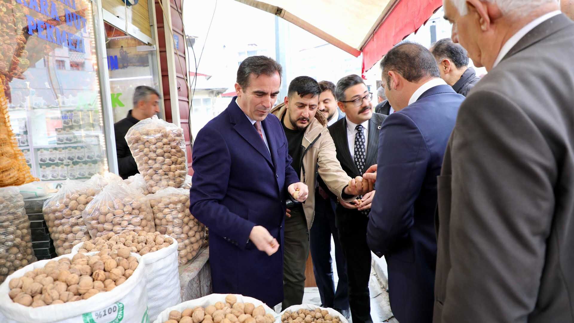 Bitlis Valisi Karakaya, Adilcevaz’da Esnaf Ve Vatandaşlarla Buluştu 5