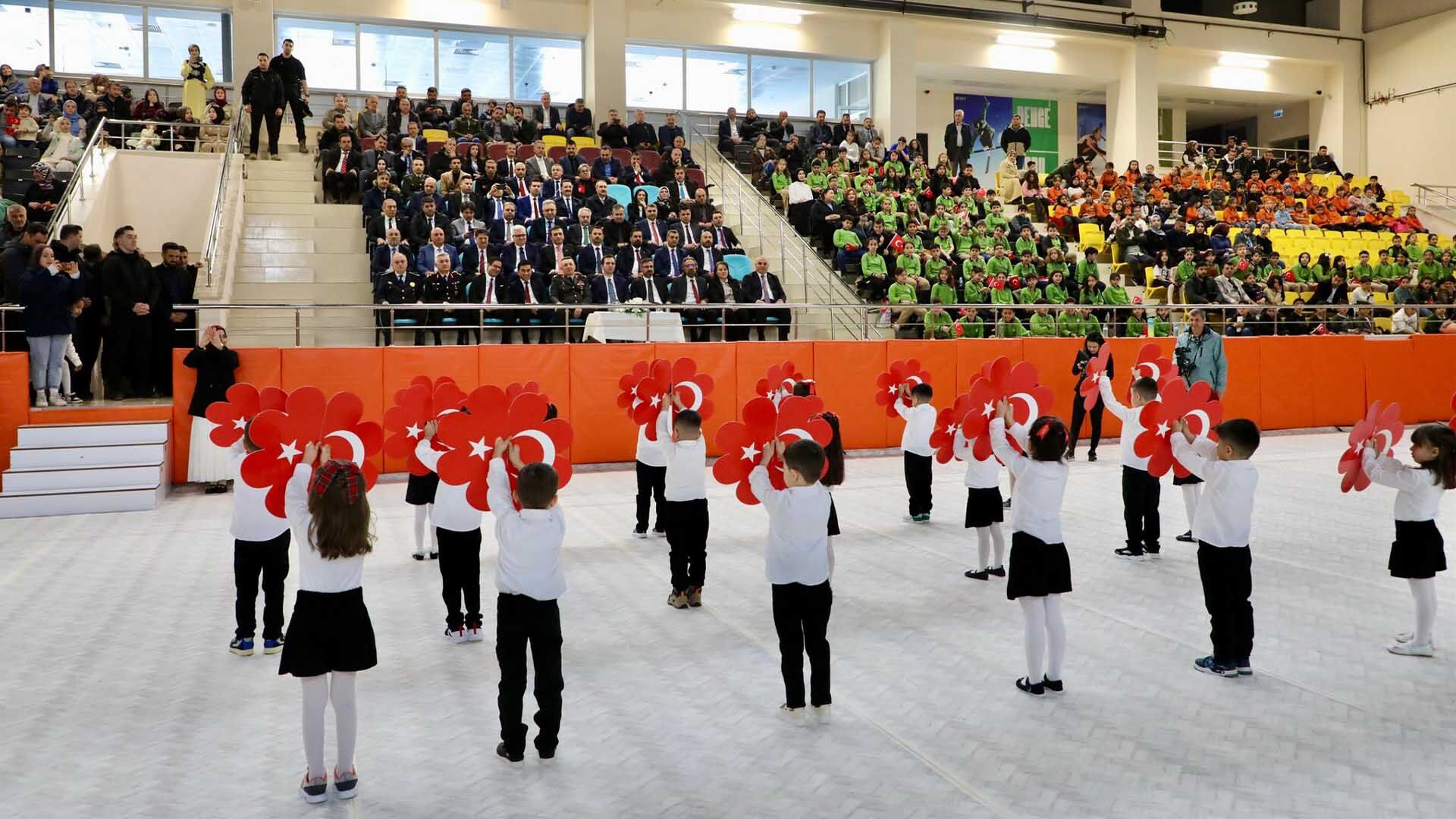 Bitlis’te 23 Nisan Coşkusu, Çocuklar Bayramlarını Doyasıya Kutladı 2