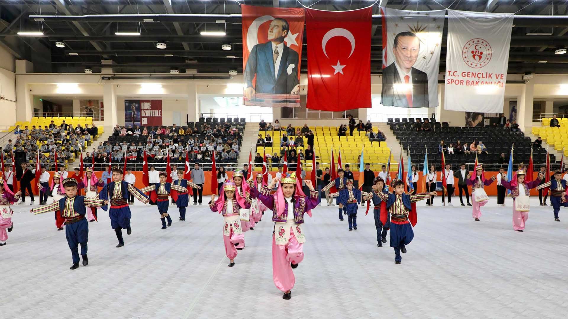 Bitlis’te 23 Nisan Coşkusu, Çocuklar Bayramlarını Doyasıya Kutladı 3