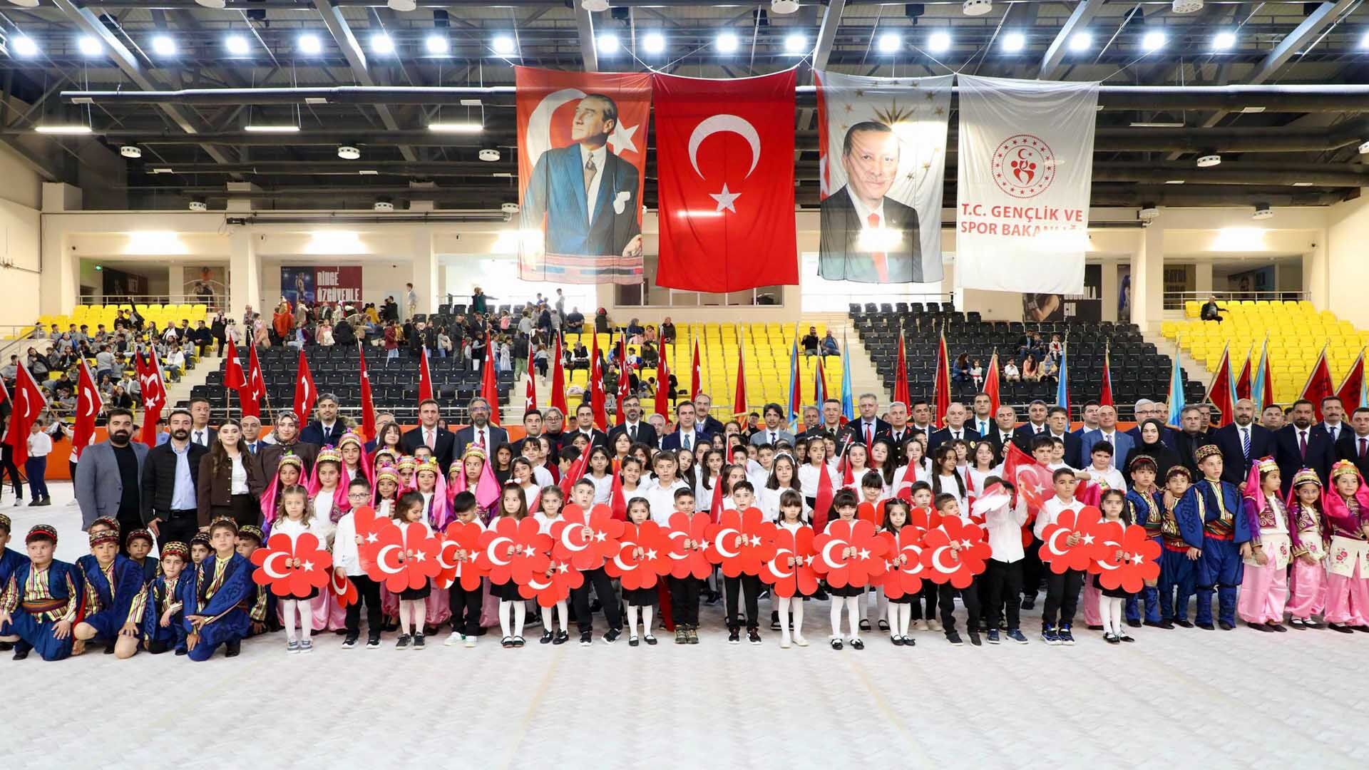 Bitlis’te 23 Nisan Coşkusu, Çocuklar Bayramlarını Doyasıya Kutladı 4