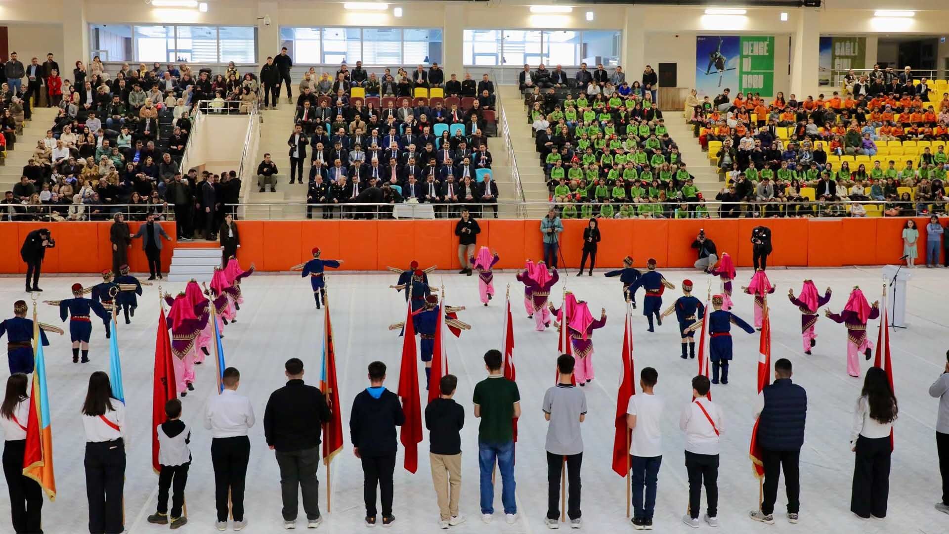 Bitlis’te 23 Nisan Coşkusu, Çocuklar Bayramlarını Doyasıya Kutladı