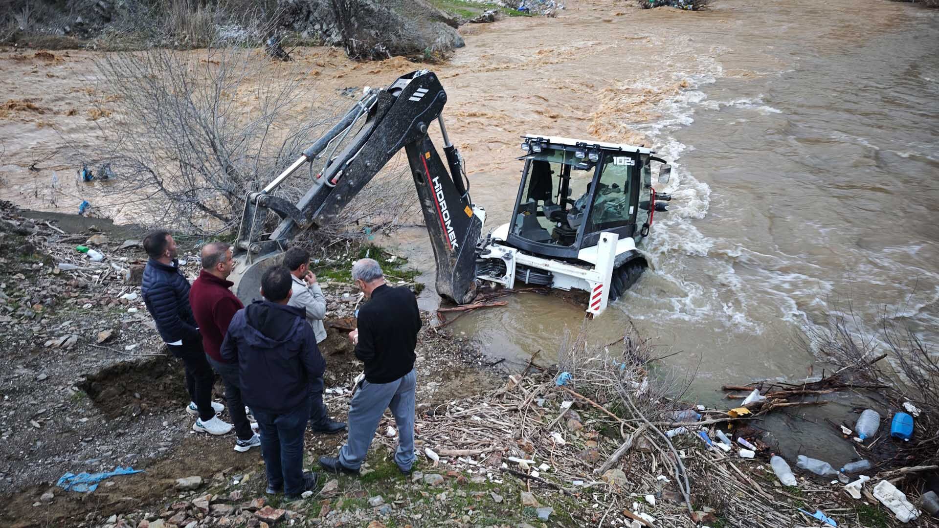 Bitlis'te Bir Kepçe Hızla Yükselen Dereye Kapıldı 1