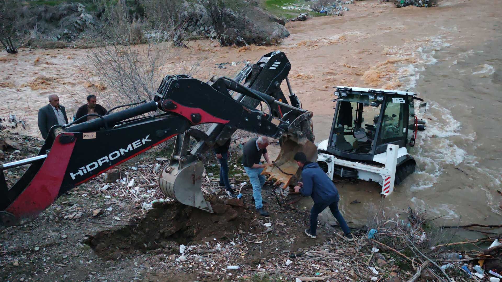 Bitlis'te Bir Kepçe Hızla Yükselen Dereye Kapıldı 2