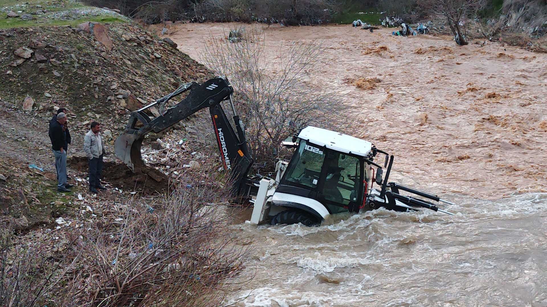 Bitlis'te Bir Kepçe Hızla Yükselen Dereye Kapıldı 3
