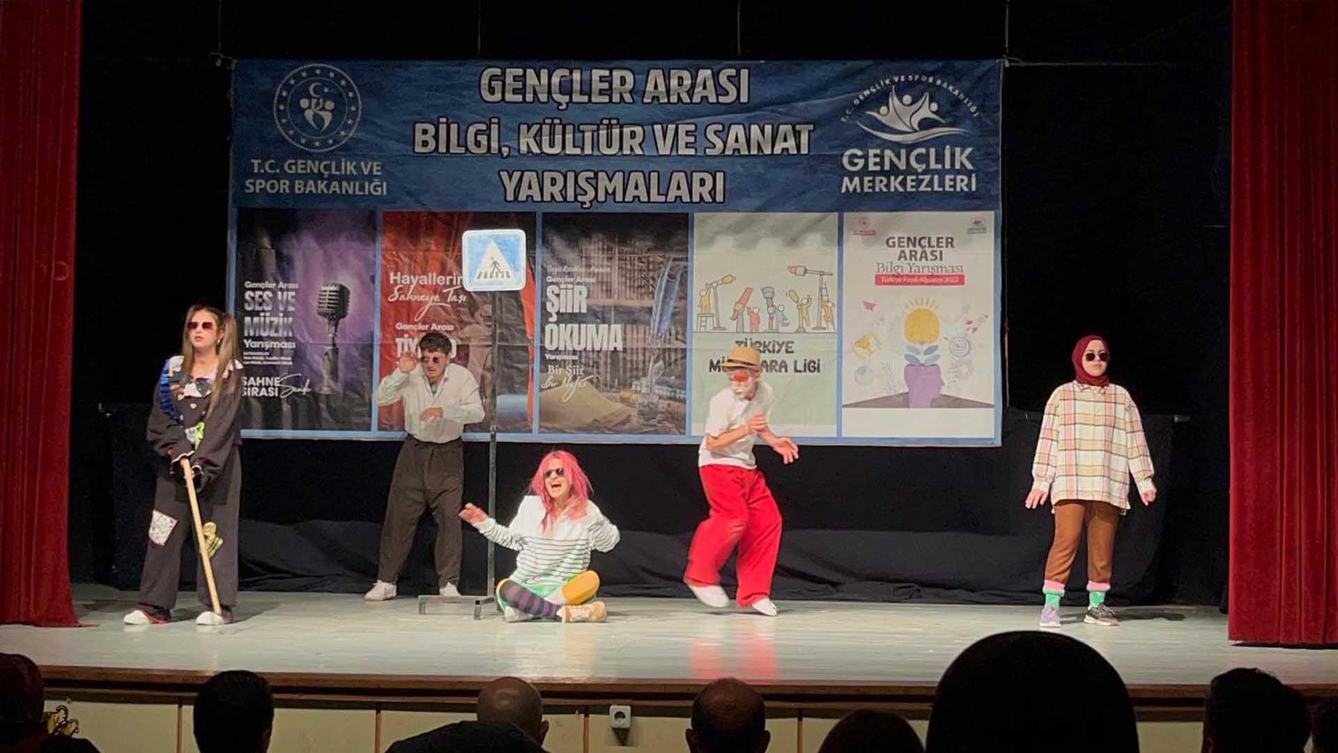 Bitlis’te Gençler Sahnede, Tiyatro Yarışması Tamamlandı