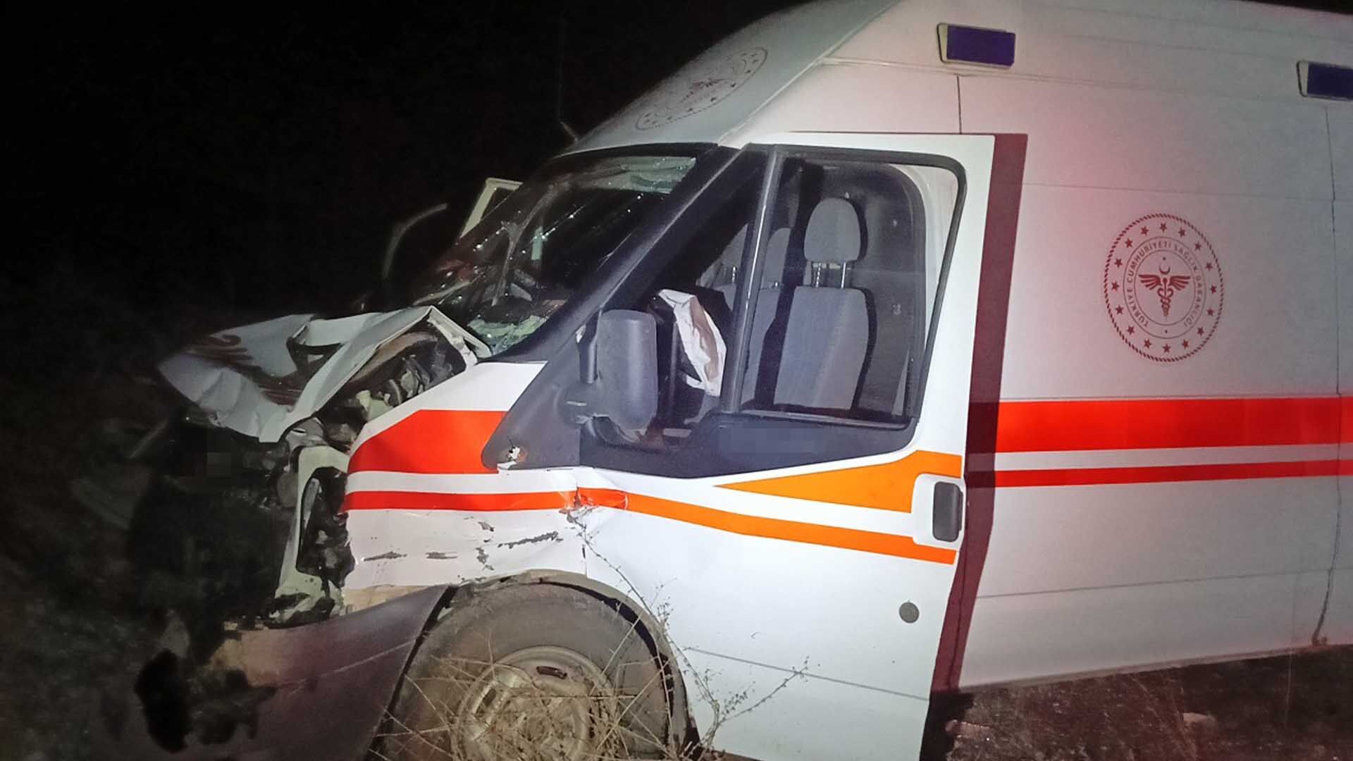 Oltu'da Ambulans Traktöre Arkadan Çarptı, 4 Kişi Yaralandı 1