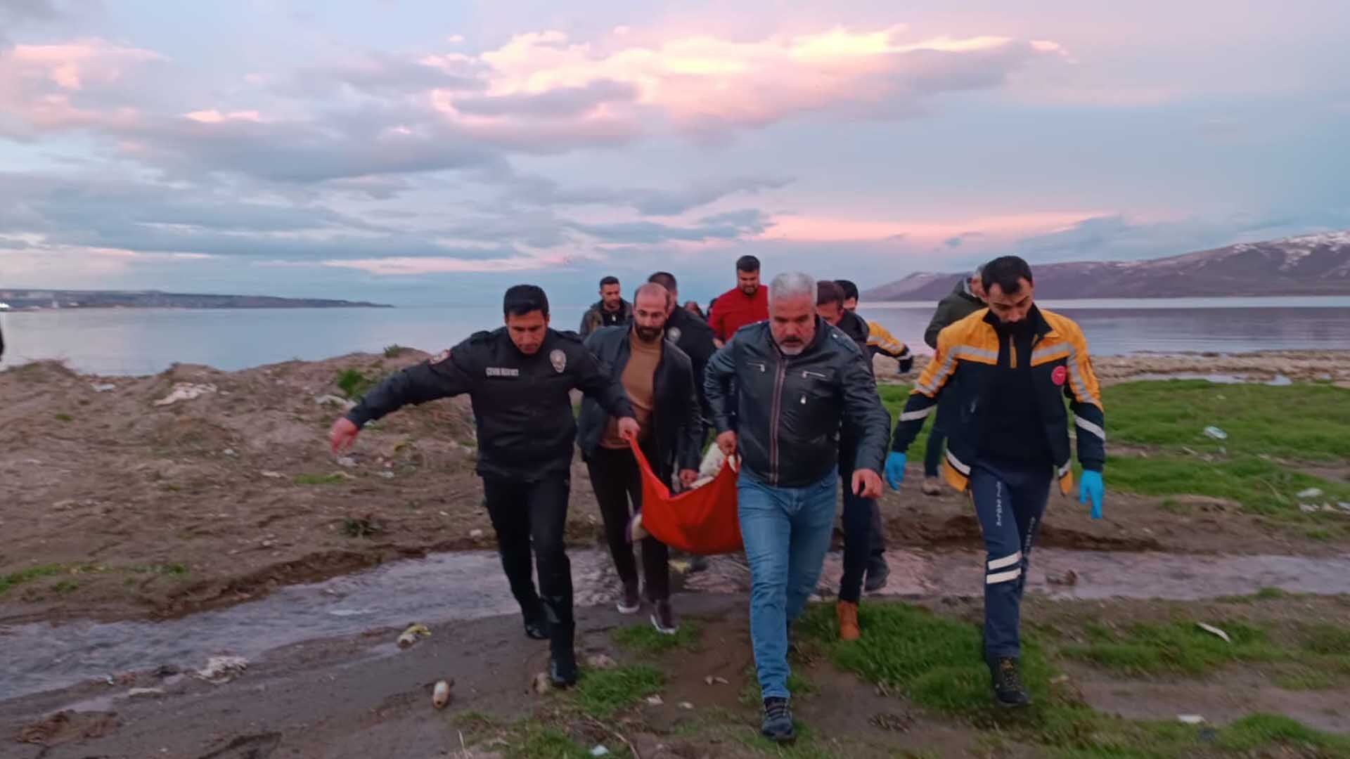 Tatvan’da Polisler Can Kurtardı, Van Gölü’ne Girip Alkollü Vatandaşı Çıkardılar 1