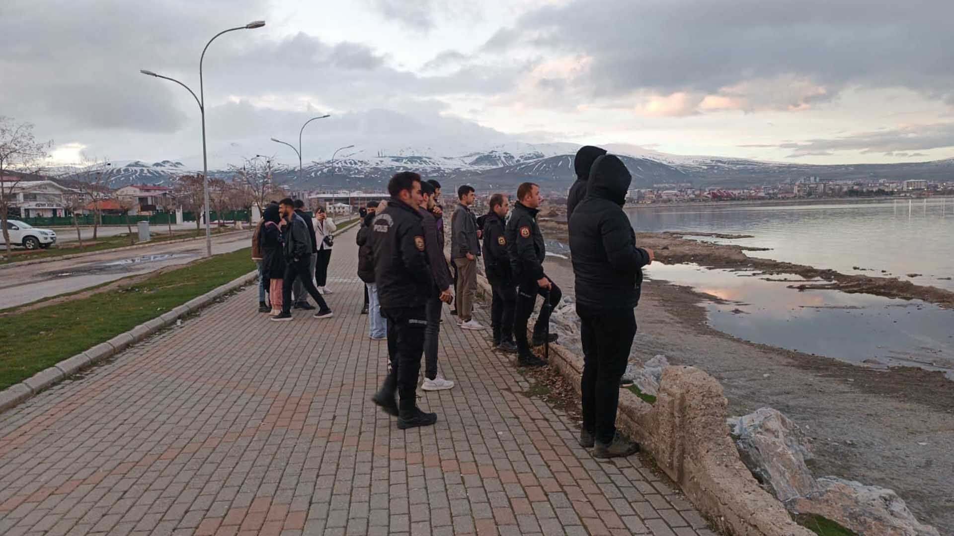 Tatvan’da Polisler Can Kurtardı, Van Gölü’ne Girip Alkollü Vatandaşı Çıkardılar 2