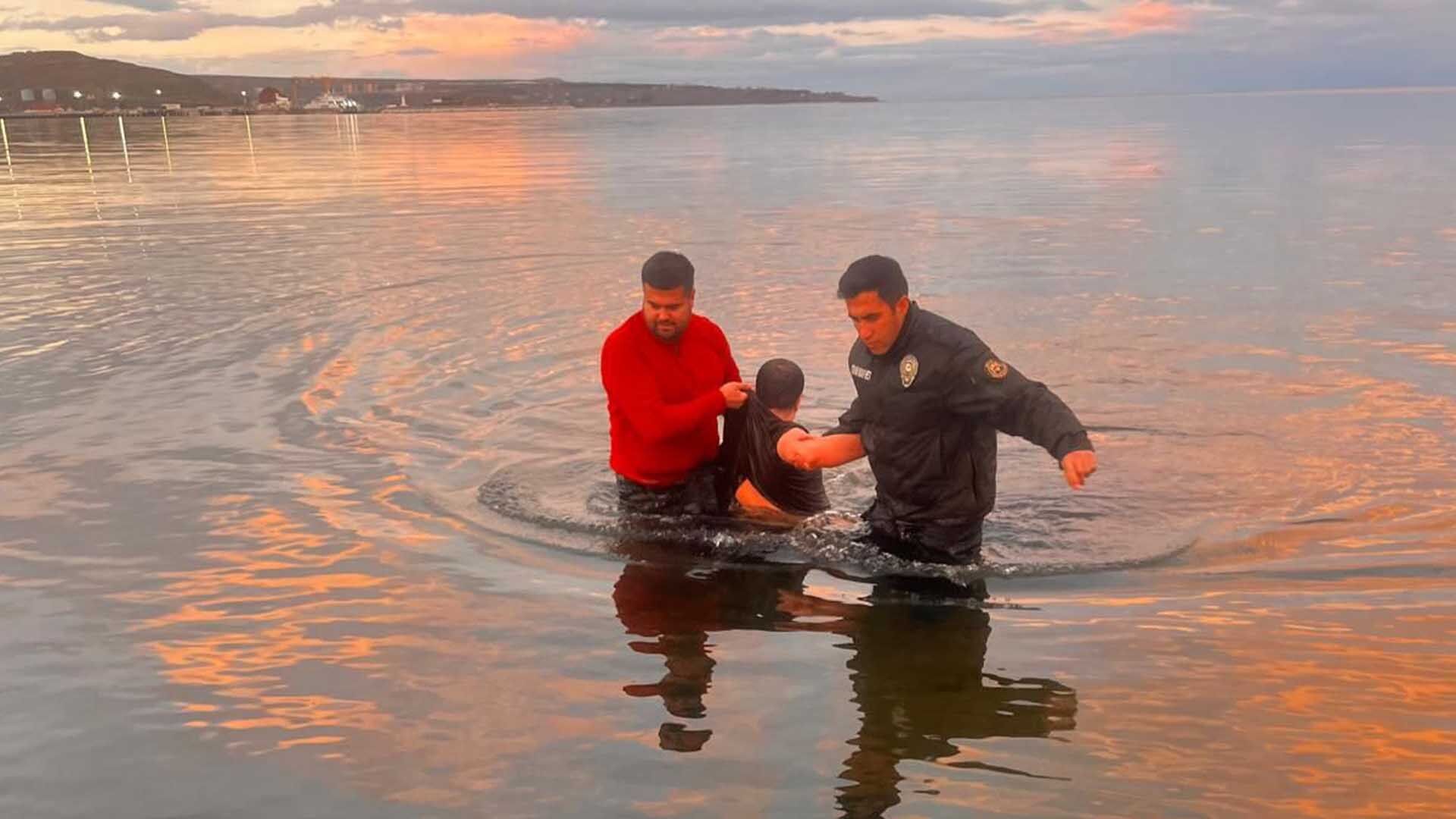 Tatvan’da Polisler Can Kurtardı, Van Gölü’ne Girip Alkollü Vatandaşı Çıkardılar 3