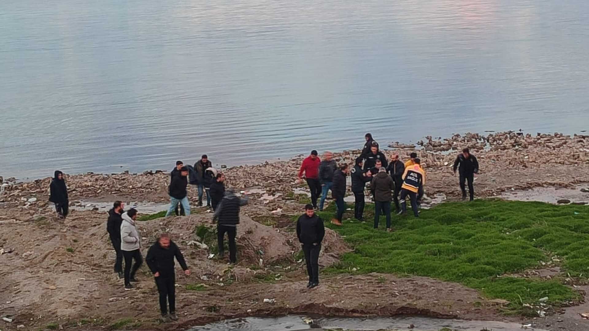 Tatvan’da Polisler Can Kurtardı, Van Gölü’ne Girip Alkollü Vatandaşı Çıkardılar 4