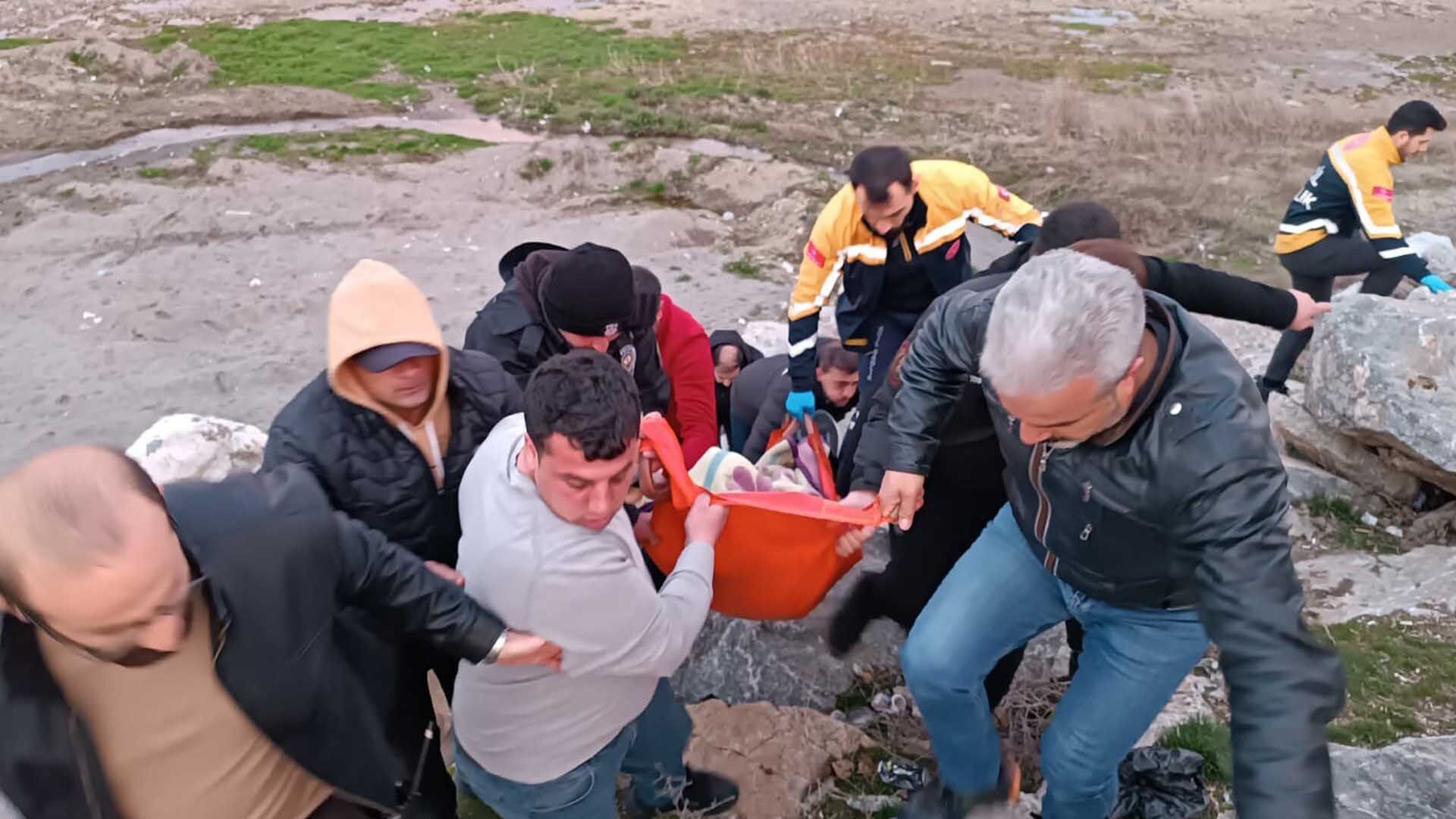 Tatvan’da Polisler Can Kurtardı, Van Gölü’ne Girip Alkollü Vatandaşı Çıkardılar 5