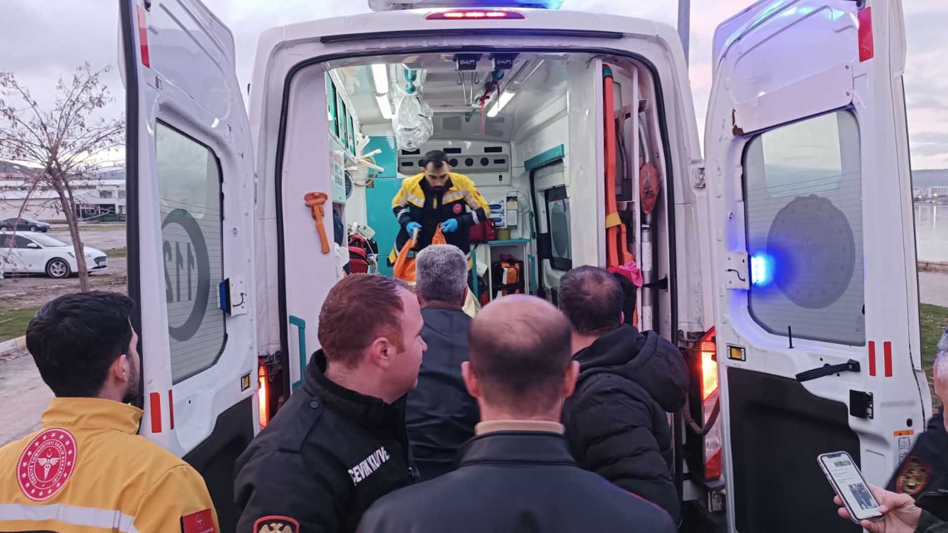 Tatvan’da Polisler Can Kurtardı, Van Gölü’ne Girip Alkollü Vatandaşı Çıkardılar 6