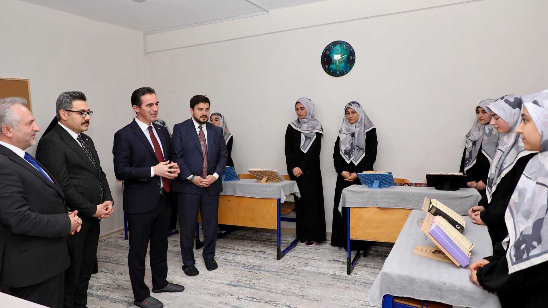 Vali Karakaya, Adilcevaz’da Kur’an Kursunu Ziyaret Etti 1