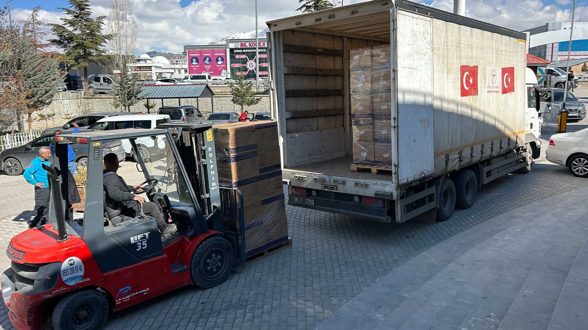 Van’dan İran’a Sağlık Köprüsü, 3 Yardım Tırı Yola Çıktı 1