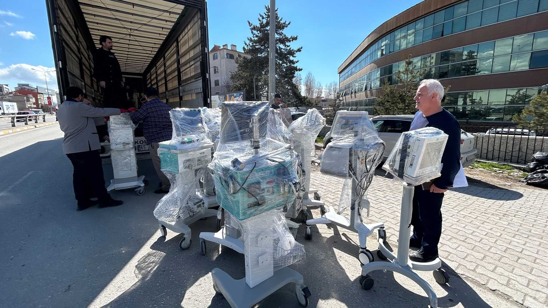 Van’dan İran’a Sağlık Köprüsü, 3 Yardım Tırı Yola Çıktı 2