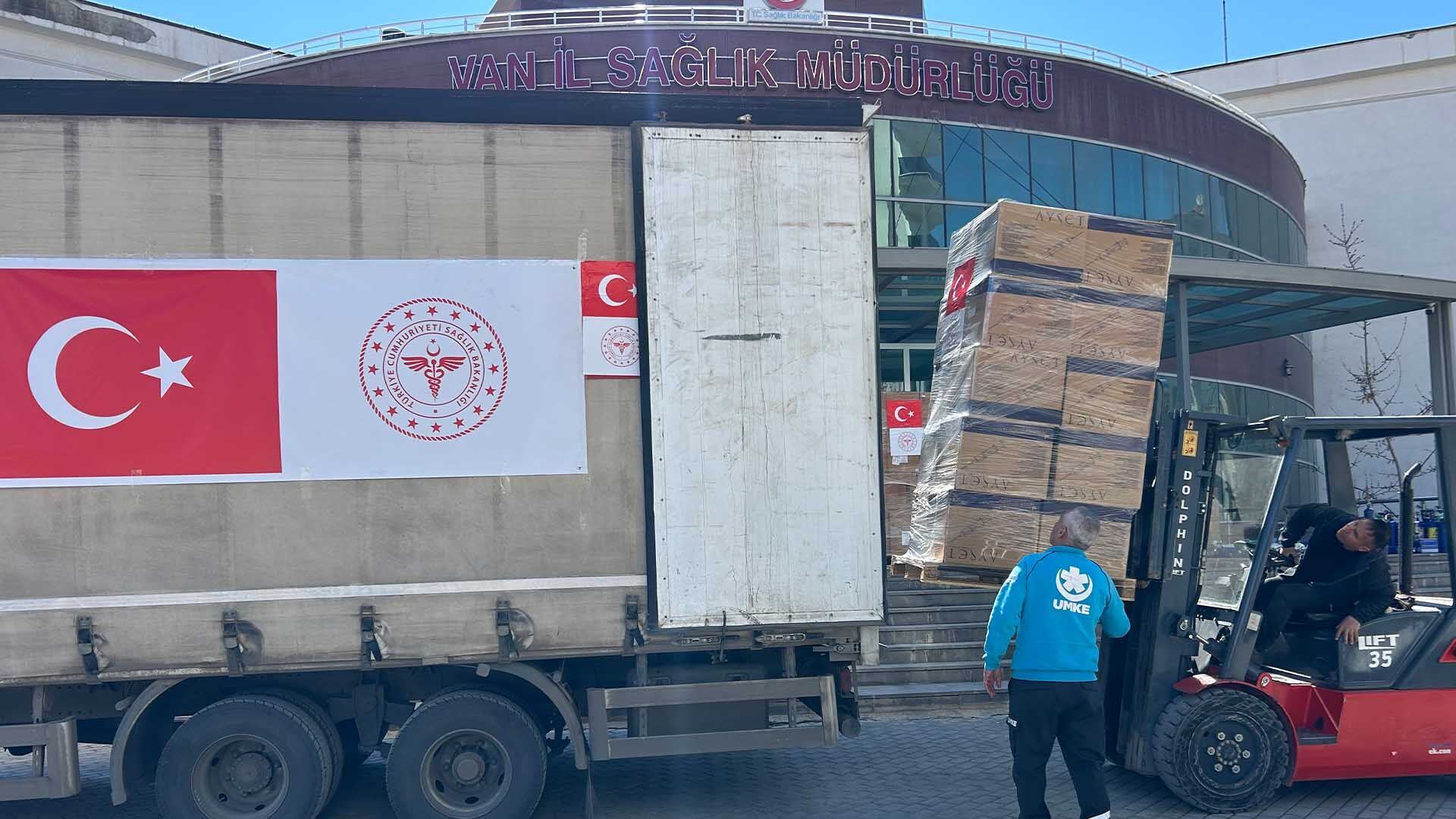 Van’dan İran’a Sağlık Köprüsü, 3 Yardım Tırı Yola Çıktı 4